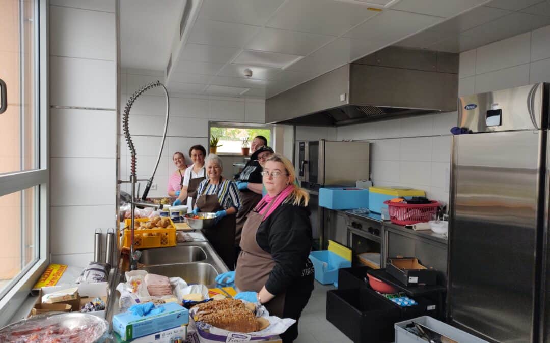 Beschäftigte der WfbM bereiten „Gesundes Frühstück“ zu