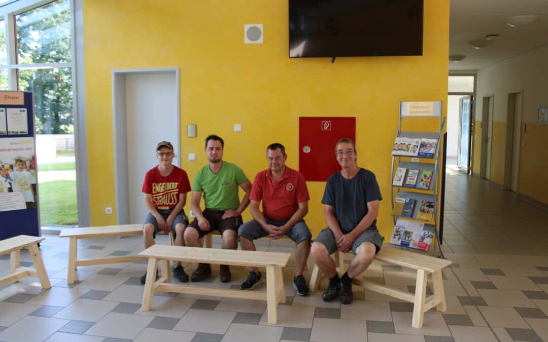 Neue Bänke für Grundschule Wernberg-Köblitz