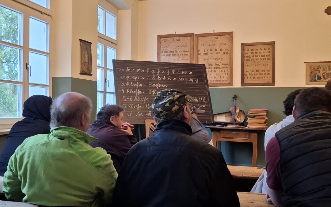 Zeitreise im Schulmuseum und Besuch der Firma Käsbauer