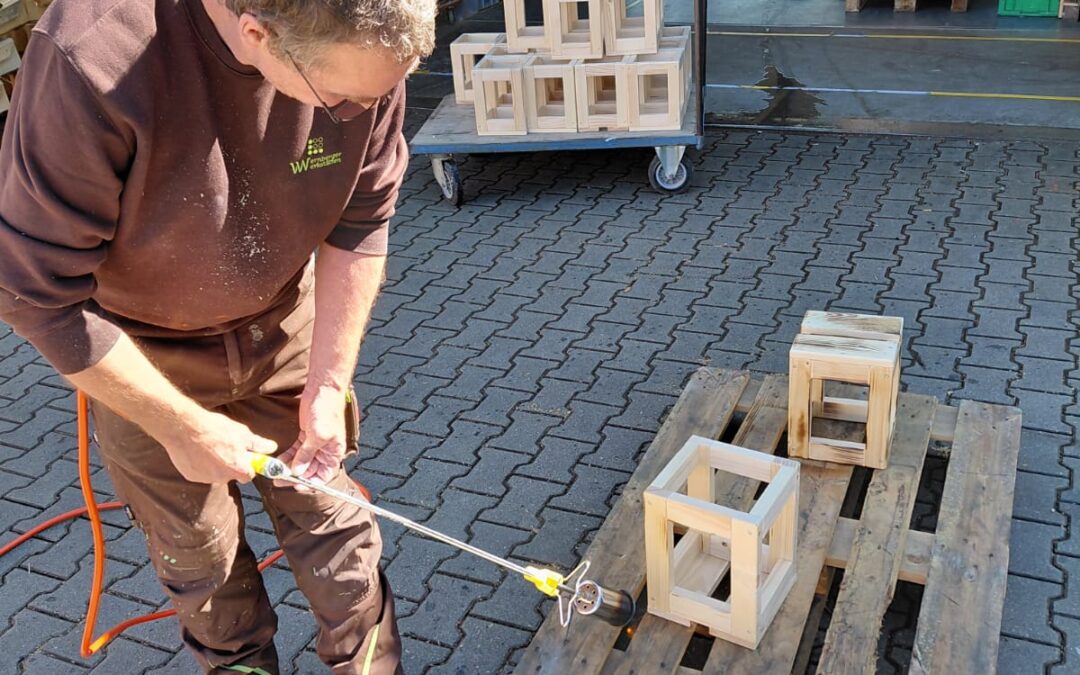 Schreinerei stellt Holzträger für selbstgemachten Saft her